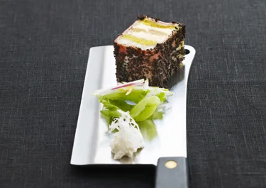 Terrin Svecia med äpplesallad och pepparrotskräm