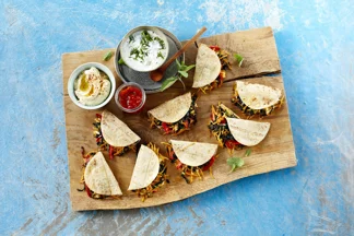 Tacos κοτόπουλο με τριμμένη μοτσαρέλα