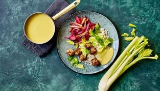 Stegte kødboller og syltede grøntsager