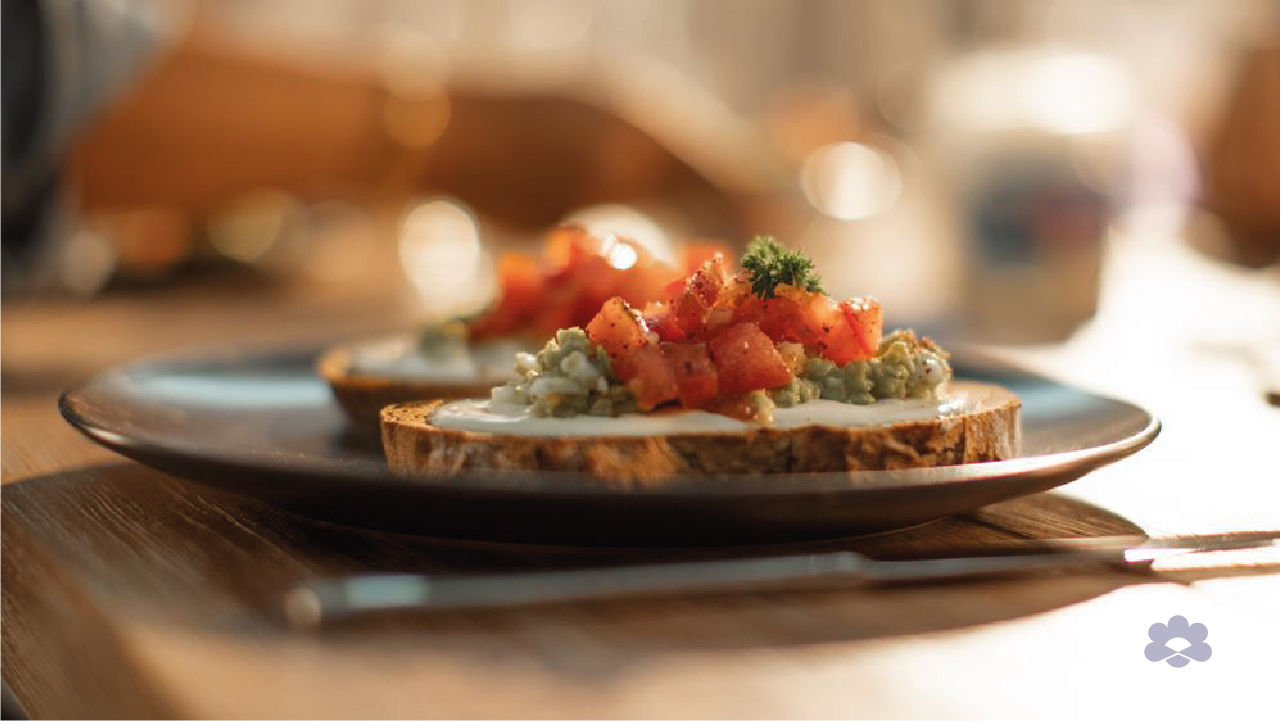 توست الأفوكادو والبيض مع الجبن الكريمي