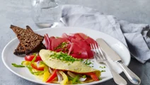 Omelet med friske grøntsager