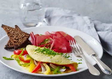 Omelet med friske grøntsager