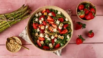 Aspergesalade met aardbeien