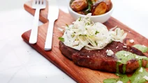 Biefstuk met venkelsalade en witte kaas-spinaziesaus