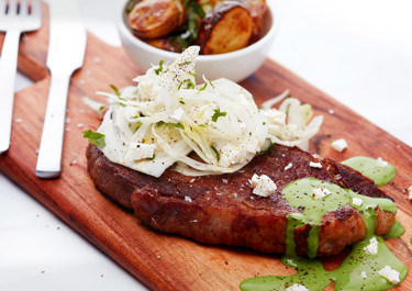 Pihvi fenkolisalaatin ja välimerellisen juusto-pinaattikastikkeen kera