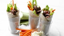 Tortillawraps med flanksteak og hvidløgsdressing