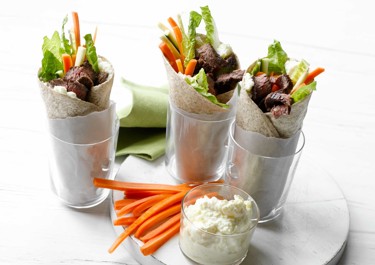 Tortillawraps med flanksteak og hvidløgsdressing
