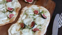Flammkuchen mit Ziegenkäse und Feigen