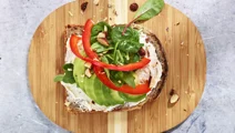 Rågbröd med färskost, avokado och rökta mandlar