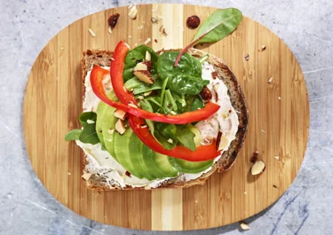 Rågbröd med färskost, avokado och rökta mandlar