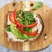 Rågbröd med färskost, avokado och rökta mandlar