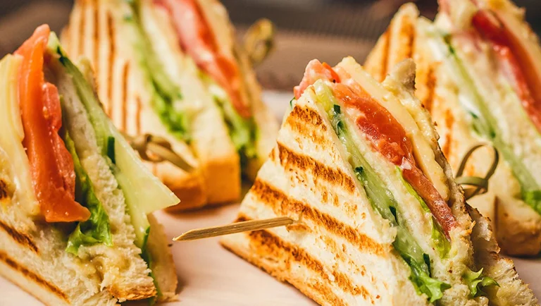 Sandwich chick ‘n cheese