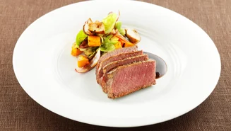 Hjortytterfilé med rödvinssås smaksatt med choklad