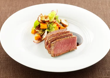 Hjortytterfilé med rödvinssås smaksatt med choklad