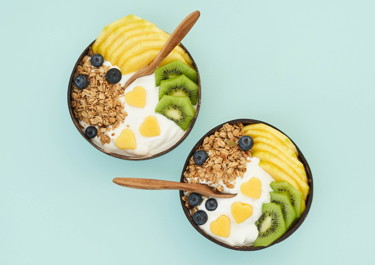 Kokosskyr med mango, kiwi og blåbær
