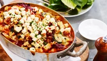 Auberginegratäng med vitost och surdegscrunch