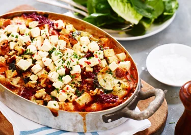 Auberginegratäng med vitost och surdegscrunch
