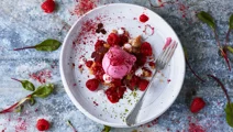 Rödbetsglass med glutenfri sockerkaka
