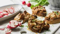 Kantarellsmörgås med rädissallad