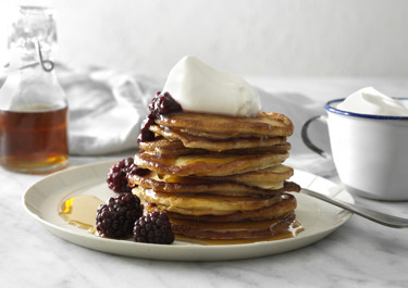 Amerikanska plättar med syrad grädde och björnbärssylt