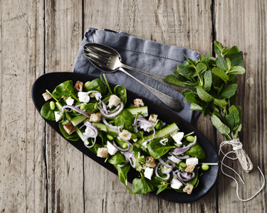 Tuore pinaattisalaatti mintun ja juuston kera