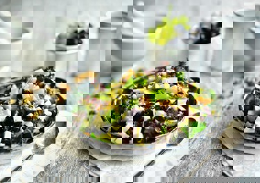 Σαλάτα τυριών με καρύδια και σταφύλια