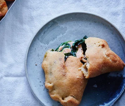 Pierogit lohella, pinaatilla ja sinihomejuustolla