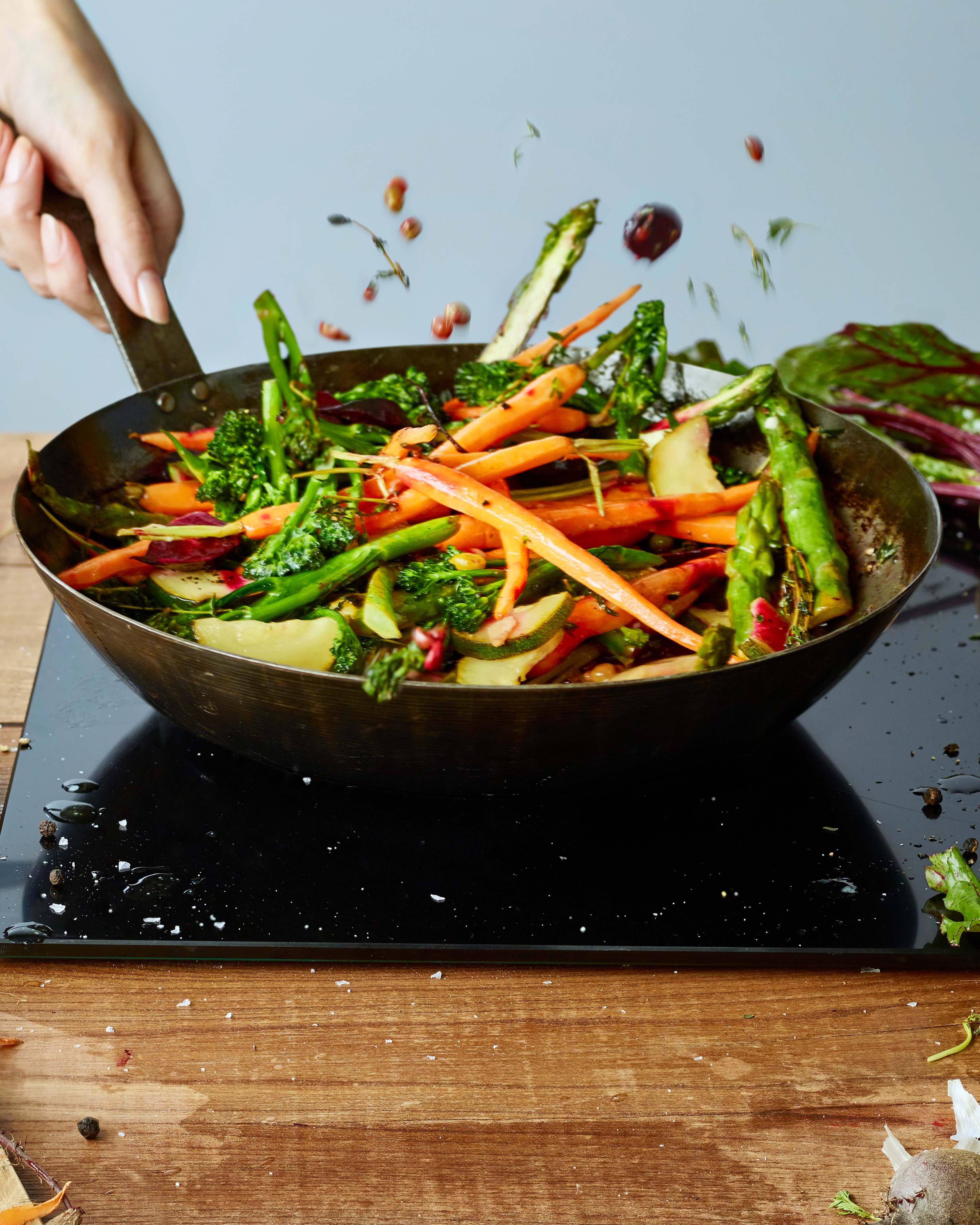 Verduras fritas en la sartén