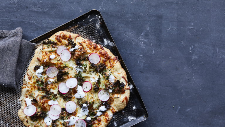 Pizza med grønkål, saltede radiser og peberrodsyoghurt