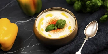 Monikäyttöinen paprika-juustocreme toimii mainiosti myös sormisyötävien dippinä.