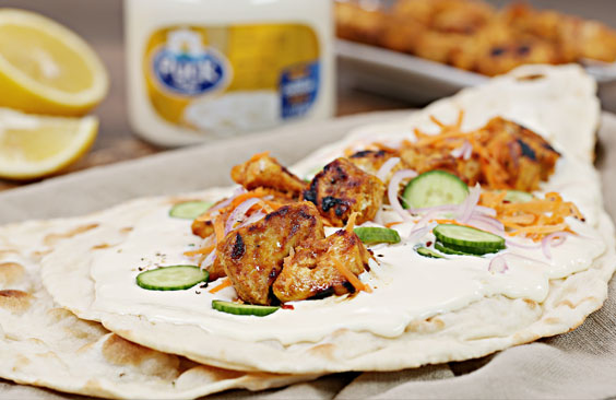 ساندويش خبز النان مع الجبنة وتيكا الدجاج والخضار