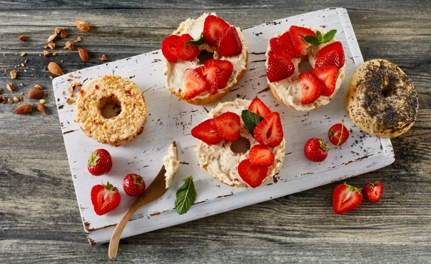 SELBSTGEMACHT BAGELS MIT CASTELLO ANANAS-MANDEL FRISCHKÄSE