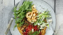 Omelet med hytteost og forårsløg