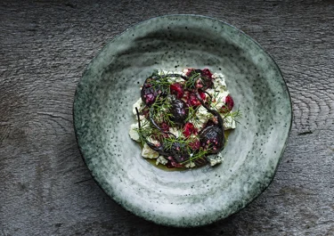 Ugnsbakade rödbetor med hallon och gräddädel