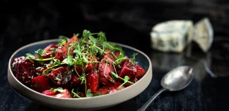 Geroosterde groente salade met blauwe kaas vinaigrette