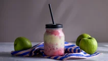 Milkshake på grönt äpple med jordgubbe