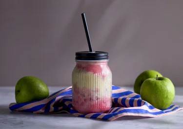 Milkshake på grönt äpple med jordgubbe