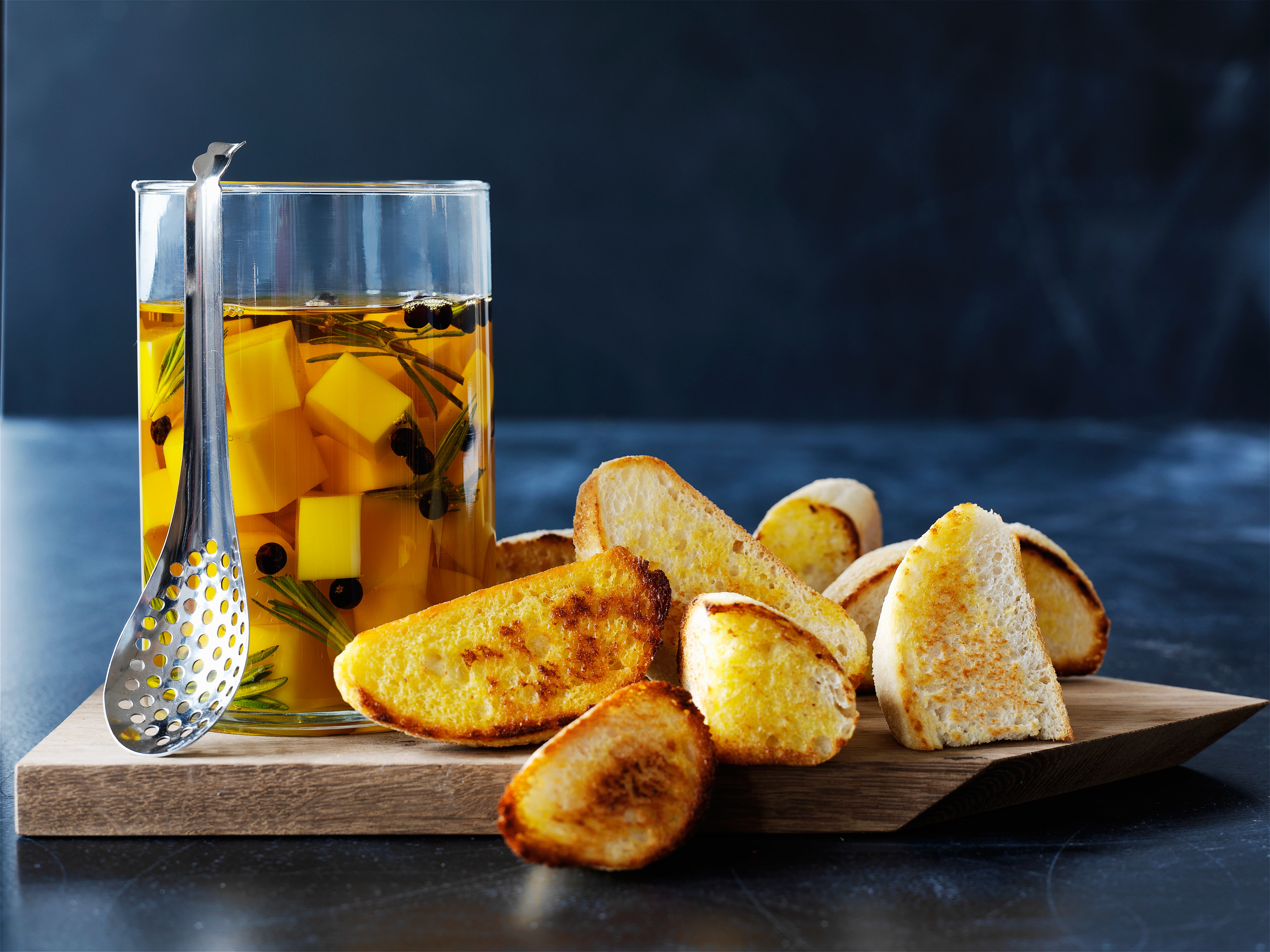 Brood met ingelegde kaas