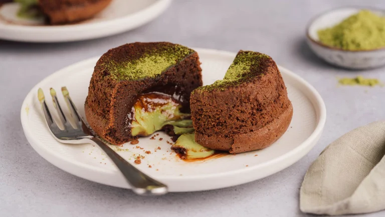 Schokoküchlein mit Matcha-Frischkäse-Füllung