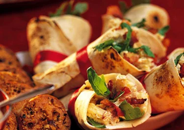 Wraps med kyckling, bacon och äpple