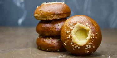 Yksinkertainen, aito ja aina muodissa – voisilmäpulla on lämminhenkinen suosikki.