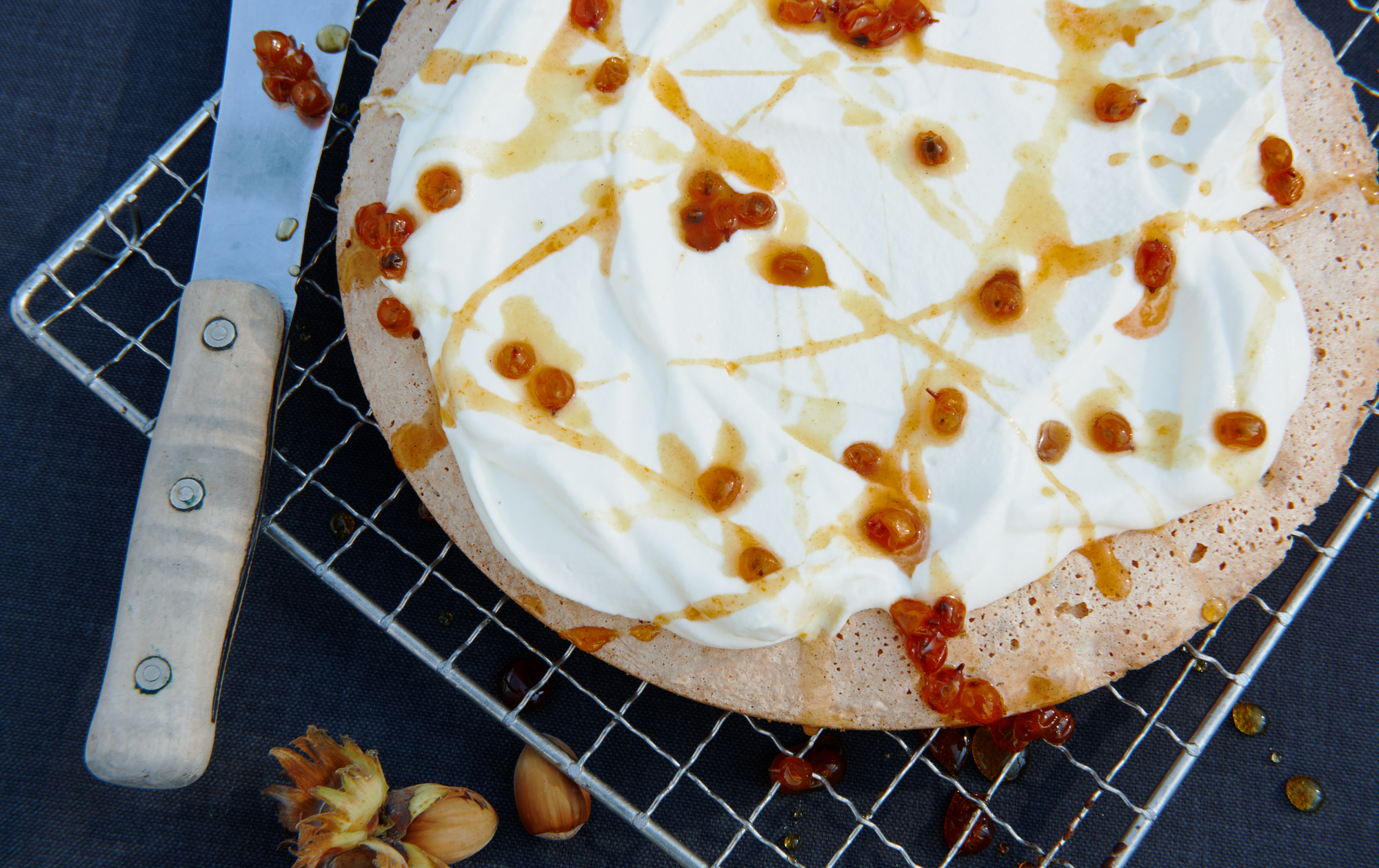 Nøddetærte med flødeskum og havtornsirup