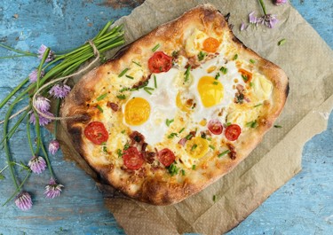 Morgenmadspizza med æg og bacon