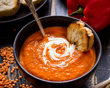 Tomaattinen vihanneskeitto