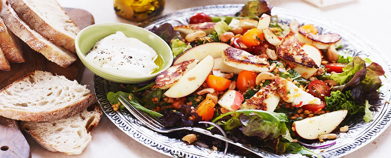 Sallad med halloumi, röda linser och äpple