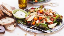 Sallad med halloumi, röda linser och äpple