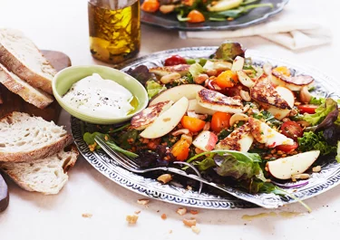 Sallad med halloumi, röda linser och äpple