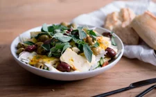 Salade de chou-fleur avec vinaigrette au safran et au fromage Crémeux Brie