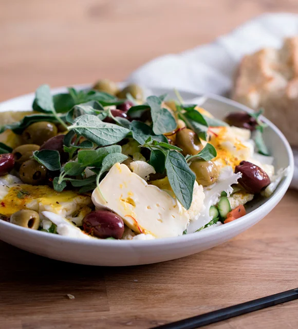 Salade de chou-fleur avec vinaigrette au safran et au fromage Crémeux Brie