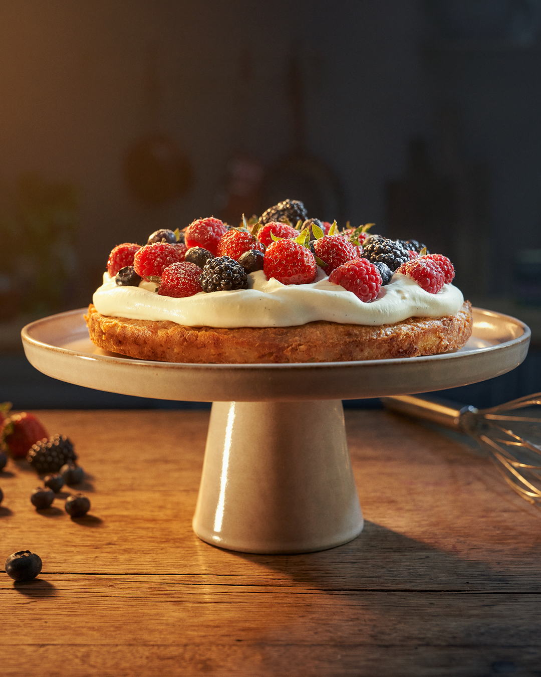 Hazelnoottaart met zomerbessen